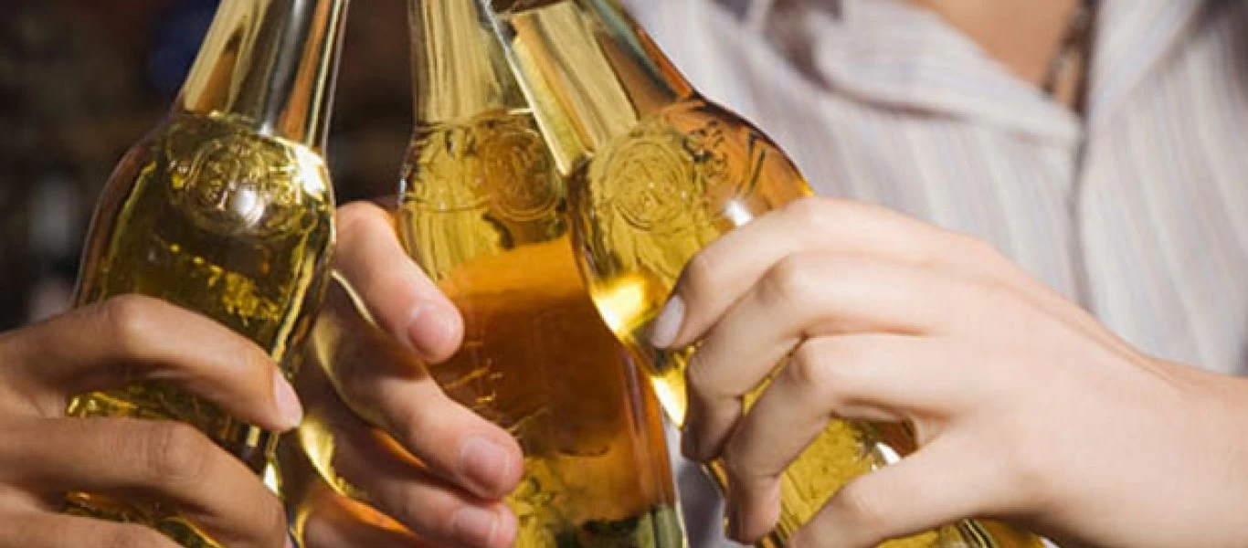 Αυτός είναι ο λόγος που η μπύρα αφρίζει τόσο πολύ όταν χτυπάς το μπουκάλι απότομα από πάνω!